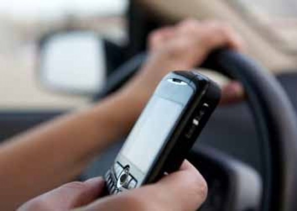 A partir de novembro o valor da multa por dirigir falando ao celular vai passar de R$ 85 para R$ 293,47.
